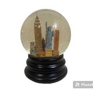 New York snow globe plays New York, New York NWOT